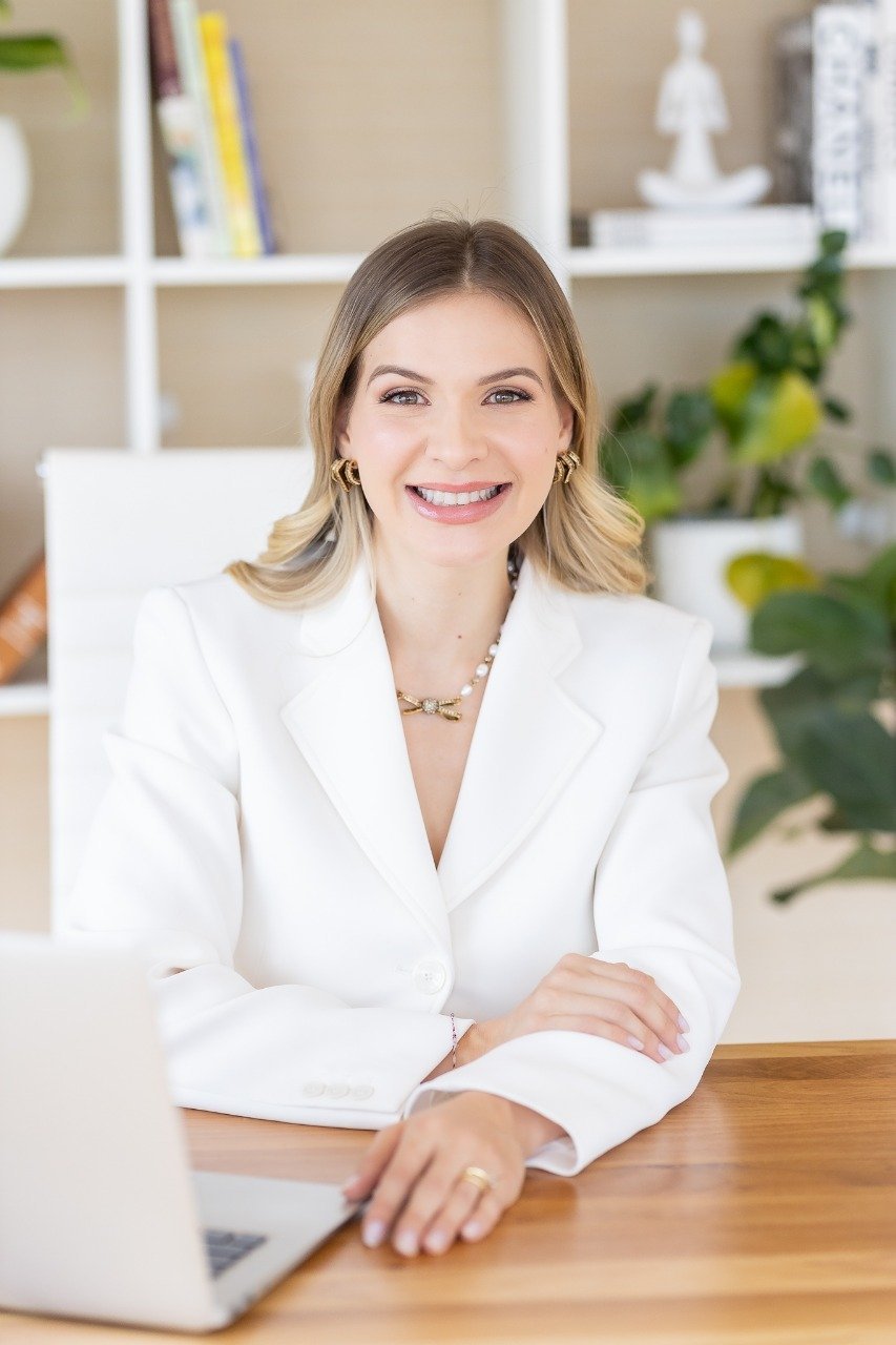 Luciana Coelho França em seu consultório, sorrindo e acolhedora